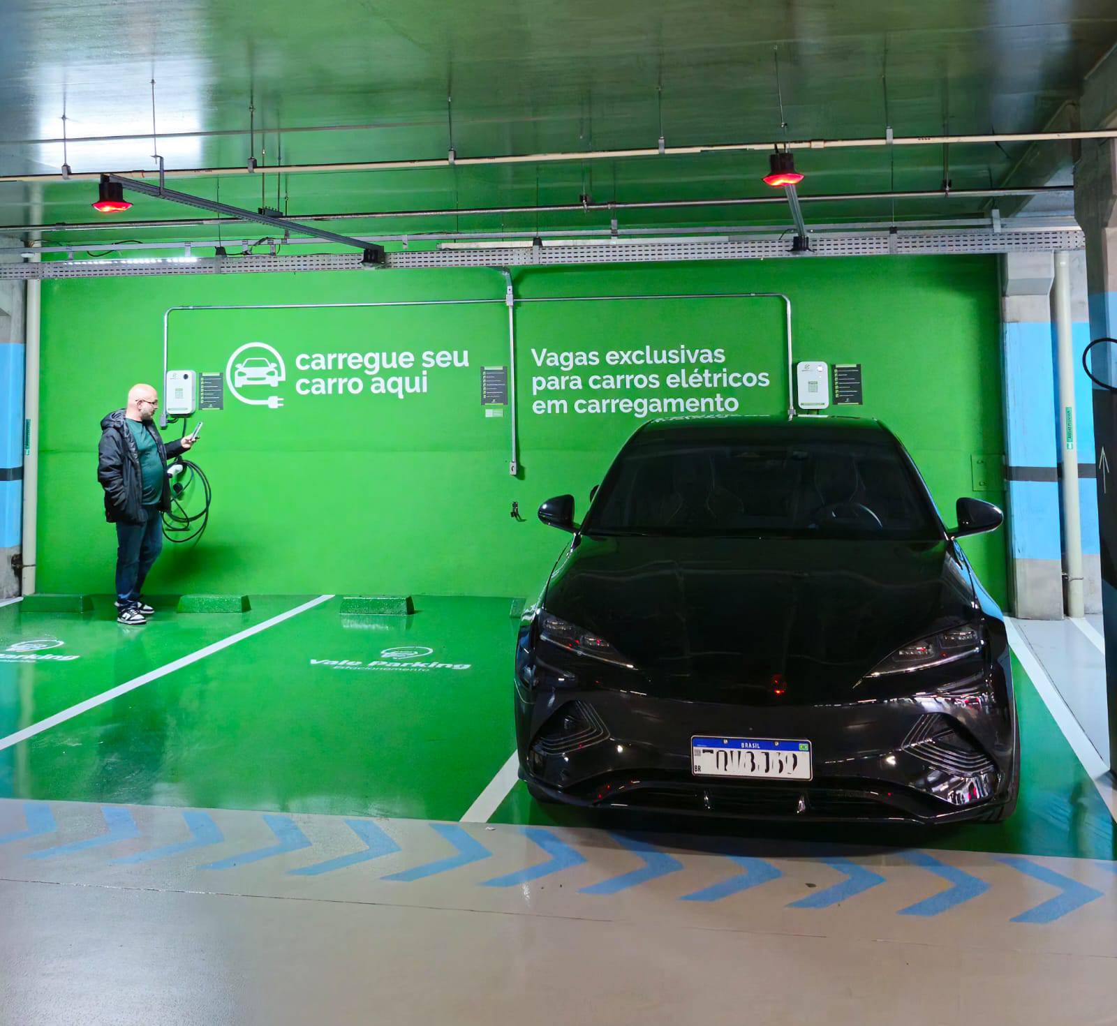 Carregadores instalados em vagas exclusivas