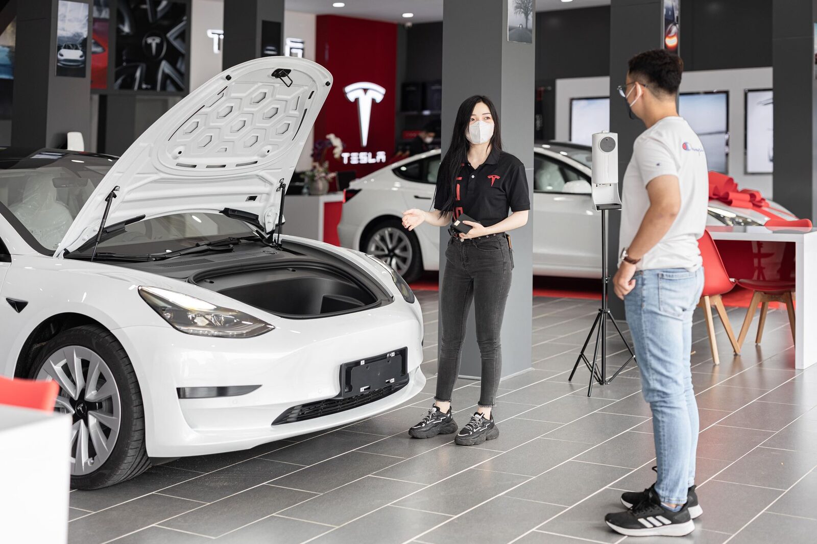 Cliente avaliando um carro elétrico em concessionária