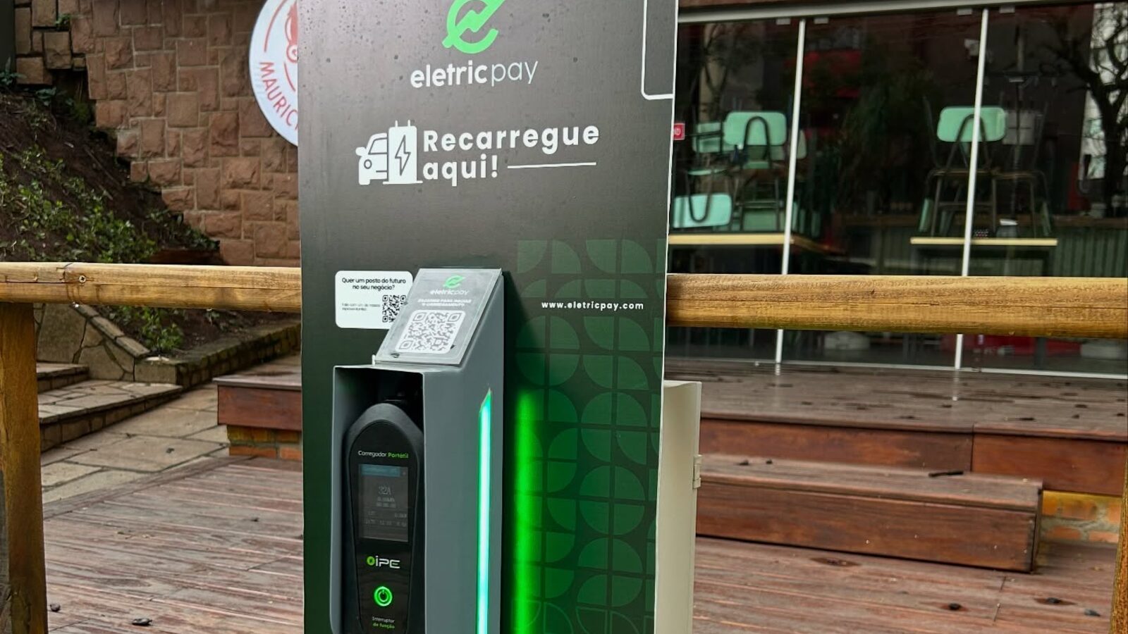 Estação de carregamento EletricPay instalada em área externa de estabelecimento