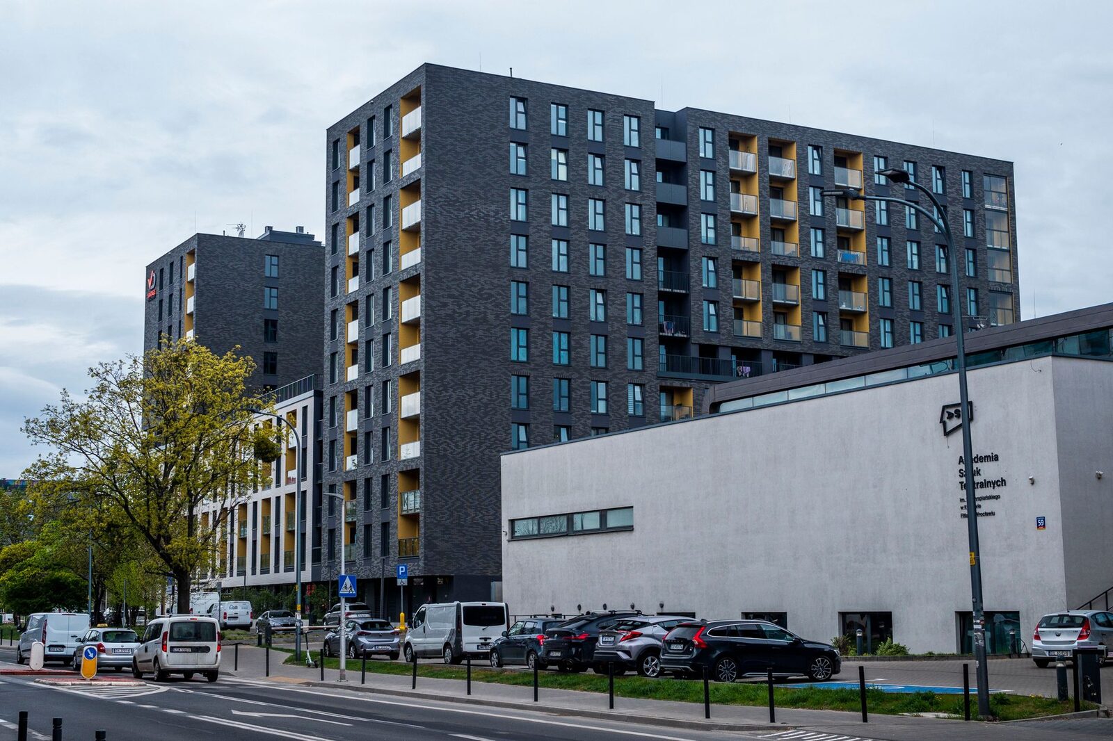 Prédios residenciais modernos em avenida urbana